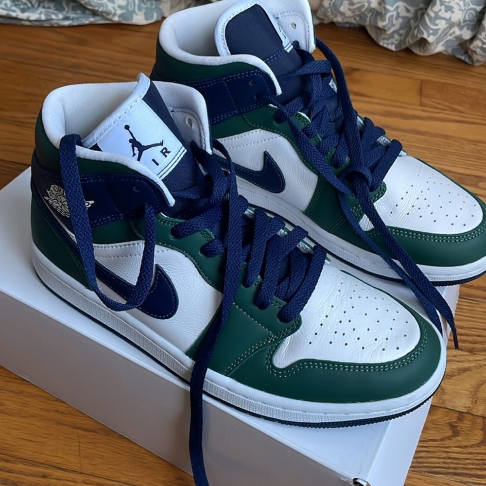 Jordan 1 Mid SE in Noble Green and Midnight Navy (women’s 9)